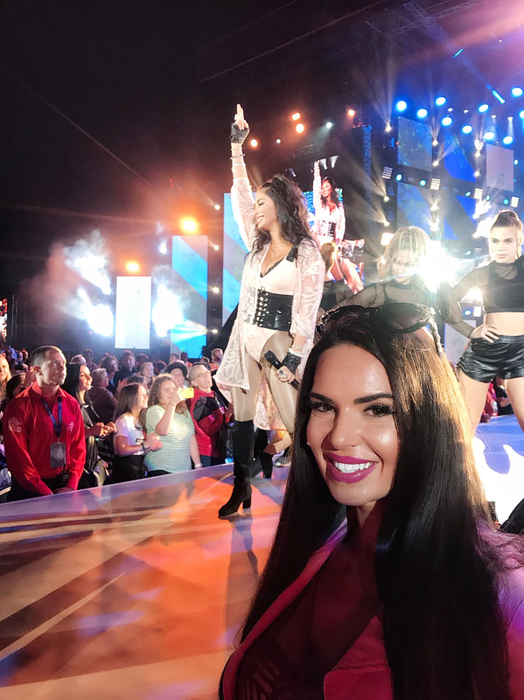 FOTO + VIDEO. Loulou și Nicole Scherzinger, “surori” la “Cerbul de Aur”! Ce gest a făcut, în timpul recitatului, artista din SUA pentru iubita lui Luis Lazarus