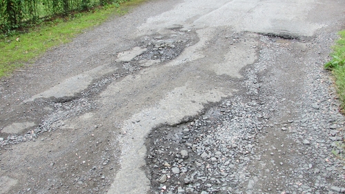 40 de ani a durat să fie asfaltată o stradă din România. Și asta cu proces!