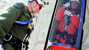 VIDEO Au fost scosi 19 mineri din Chile, dupa 68 de zile! Operatiunea de salvare continua!
