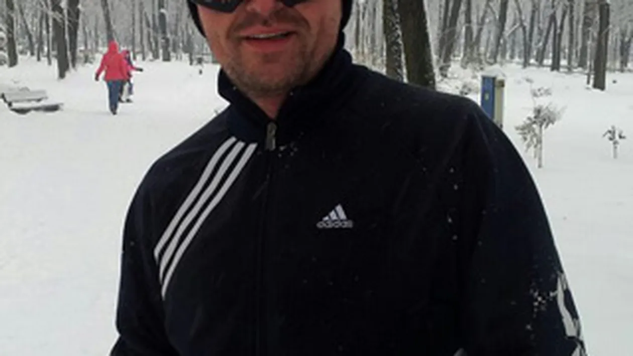 Ghici ce artist se ascunde sub ochelarii de schior! Are grija de silueta lui si pe zapada, echipat pe masura!