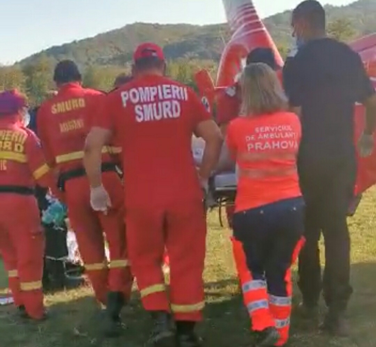 Un bărbat a suferit arsuri grave în urma unui incendiu de vegetație în Prahova. A fost adus cu elicopterul SMURD în București, iar medicii se tem pentru viața lui | VIDEO