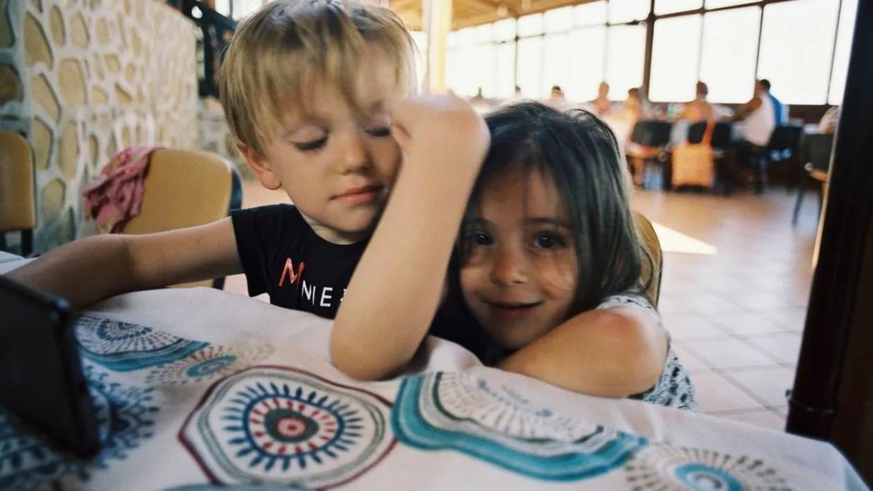 Doi copilași, despărțiți de soartă și de pandemie. Cum a reușit tatăl băiețelului să-i aducă din nou împreună