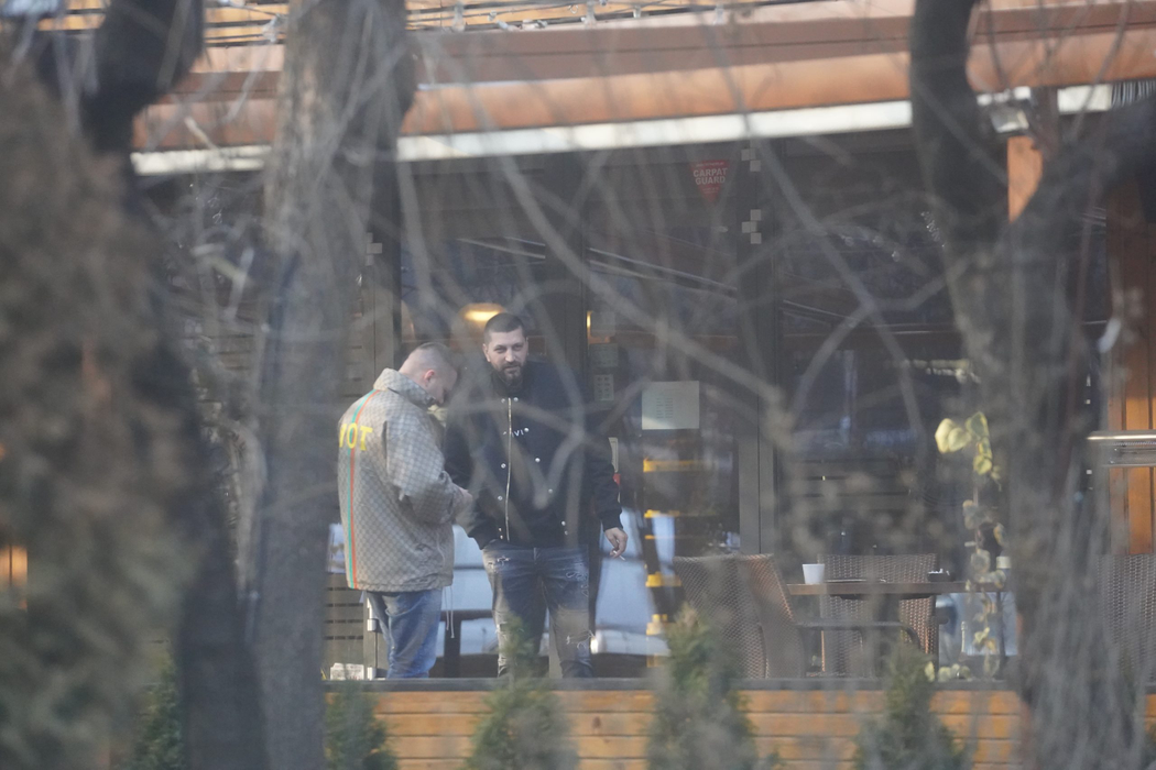 Virgil Șteblea, soțul Adelinei Pestrițu, în fața restaurantului Vacamuuu, alături de amicul său (Foto: CANCAN.RO)