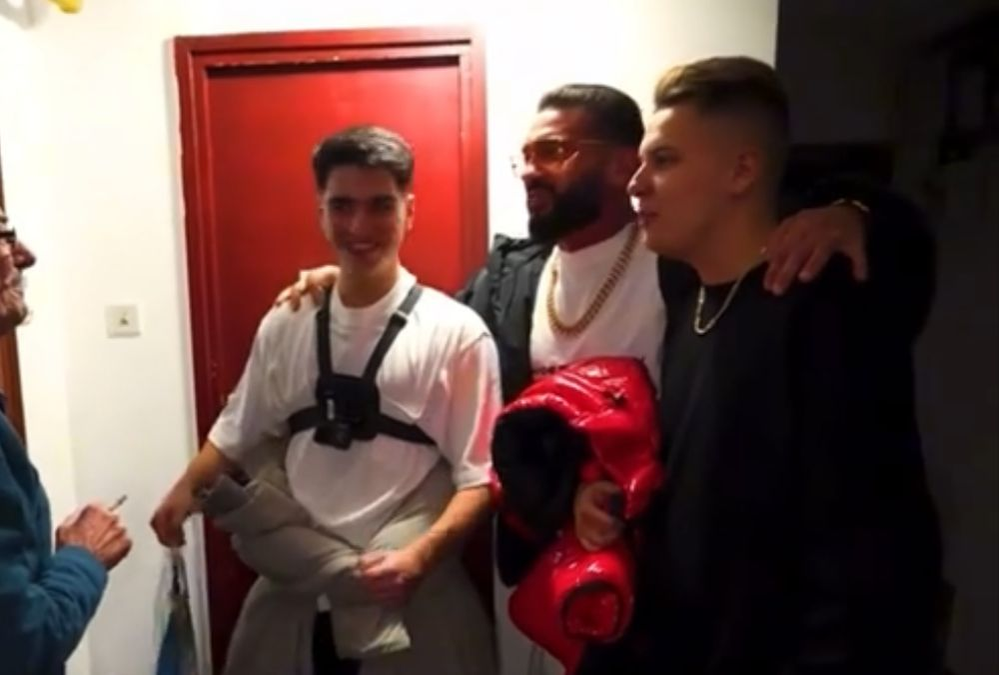 Cum a reacționat un bărbat, după ce Dorian Popa a mers random să-l colinde. Foto: TikTok