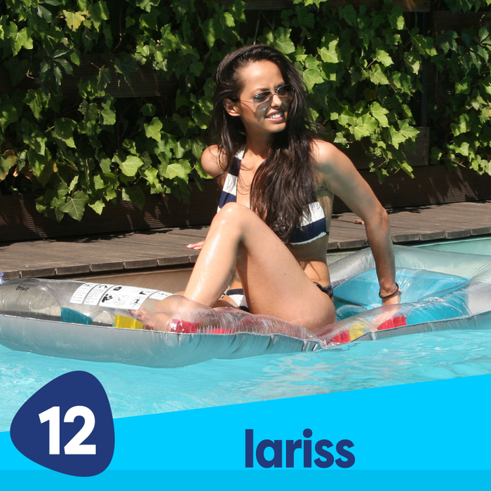 Lariss, sexy și jucăușă la plajă