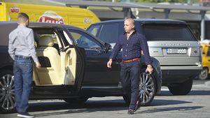 VIDEO EXCLUSIV. Irinel Columbeanu i-a fost mentor. Primele imagini cu Robertino, multimilionarul care a ”otrăvit” Popeşti-Leordenii cu fecale: Are Bentleyuri de 600.000 € şi… Afaceristul face senzaţie cu apariţiile lui: ceas Rolex President din aur, pantofi Gucci, curea Hermes şi pantaloni cu vipuşcă
