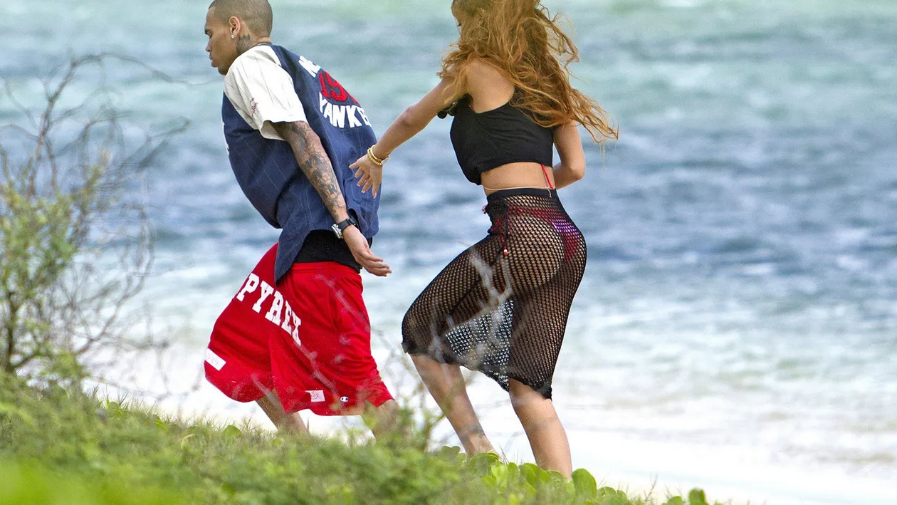 Rihanna a sărbătorit împlinirea a 25 de ani în cea mai mică pereche de bikini! Chris Brown a pipăit-o toată ziua