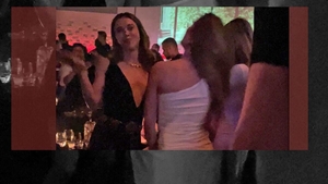 Theodora Stoica și-a făcut brigadă, dar bărbații au avut "interzis" la masa ei: Memelușa a spart Loft-ul! Și-a pus cea mai decoltată rochie și...