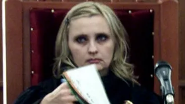 Fosta judecatoare cercetata pentru spagi si-a executat silit fostul sot, de dragul copilului!