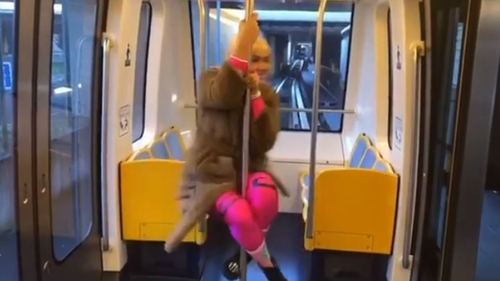 Noi imagini controversate cu Margherita! Fata Clejanilor, filmată în ispotaze scandaloase într-un metrou