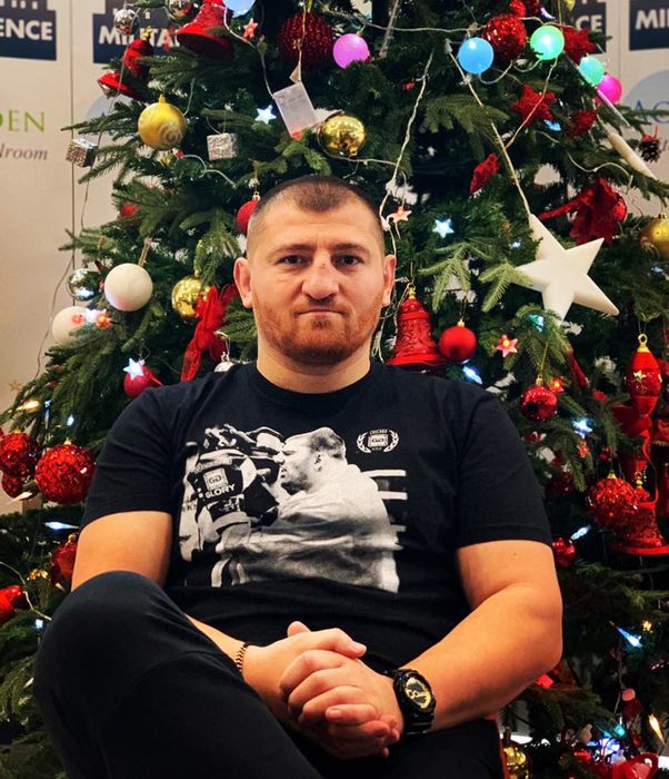 "Să nu uităm adevăratul sens al Crăciunului. Nu este doar despre mese îmbelșugate, cadouri opulente și distracții. Este despre credință, familie și liniște sufletească. Sărbători fericite și pline de iubire să aveți!", a scris Cătălin Moroșanu pe Facebook