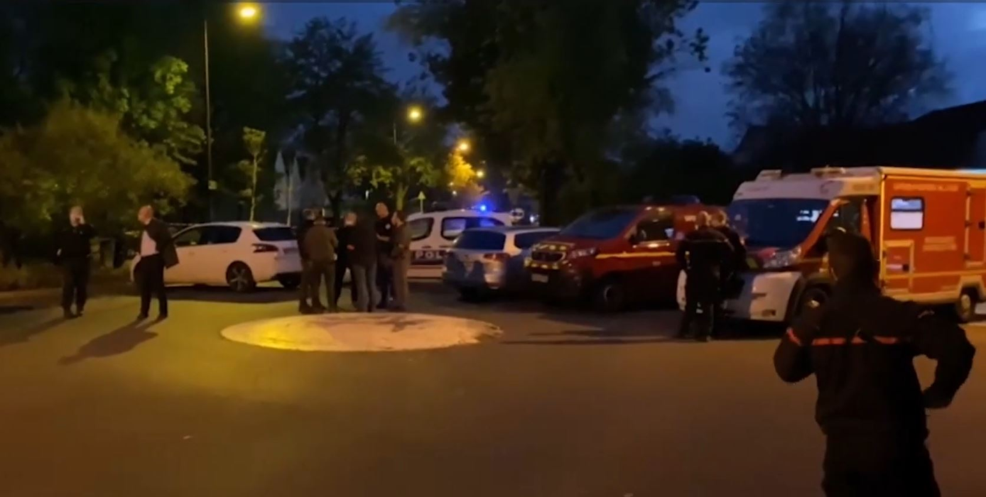 Un profesor a fost decapitat lângă o școală din Paris. Suspectul a fost omorât de polițiști, iar ancheta antiteroristă este în curs de desfășurare | FOTO & VIDEO