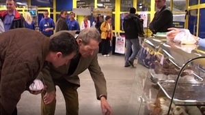 VIDEO | Imagini nemaivăzute cu Regele Mihai şi Regina Ana. Majestăţile Lor, la cumpărături, în urmă cu 11 ani
