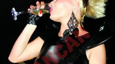 Si-a dres vocea cu sampanie!