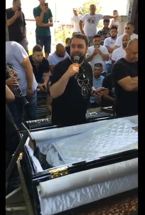 Florin Salam, show în cimitir