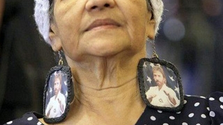Ultima moda in materie de accesorii: cerceii Chuck Norris! Poarta-i si nu vei fi atacata de hoti!