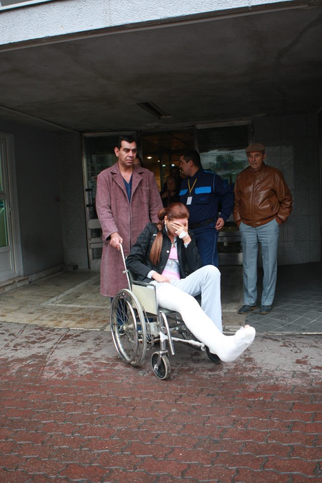 Bianca Drăgușanu, cu piciorul în ghips: „M-am dat jos din mașină și am căzut în canal””