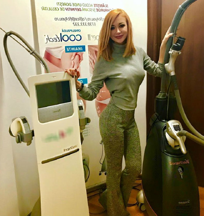 Denisa de la „Bambi”, privelişte de milioane! A renunţat la sutien şi a arătat tot ce are mai frumos prin bluza prea subţire