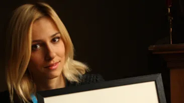 Dana Rogoz si-a descoperit un nou talent: pictura! Vezi ce tablou frumos a creat pentru copiii orfani!