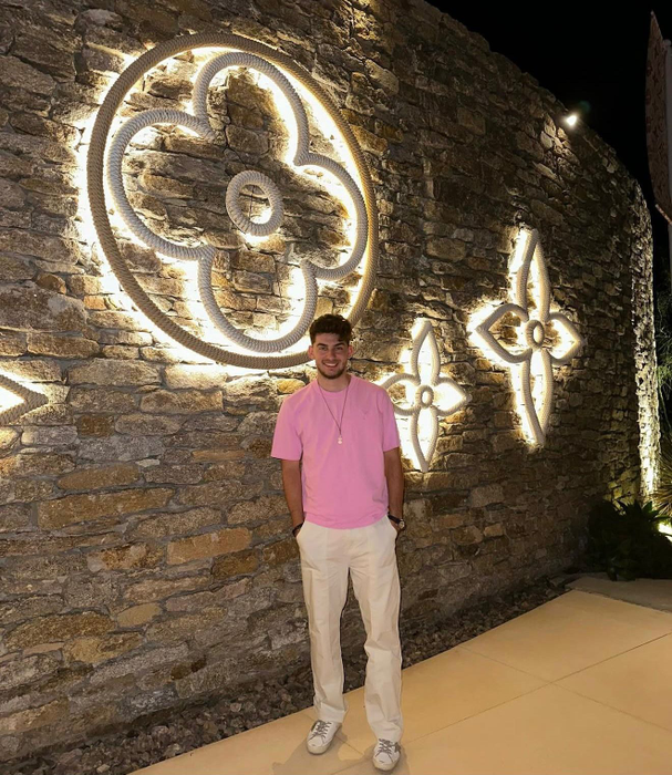 Cristian este obișnuit cu viața de luc și vrea ca partenera lui să ducă aceeași tip de viață