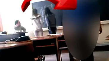 VIDEO N-o sa-ti vina sa crezi ce face un elev din Romania in timp ce proful de mate le asculta la tabla pe doua COLEGE de-ale lui