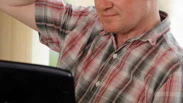 Isi pierde memoria atat de des incat face cunostinta la nesfarsit cu sotia