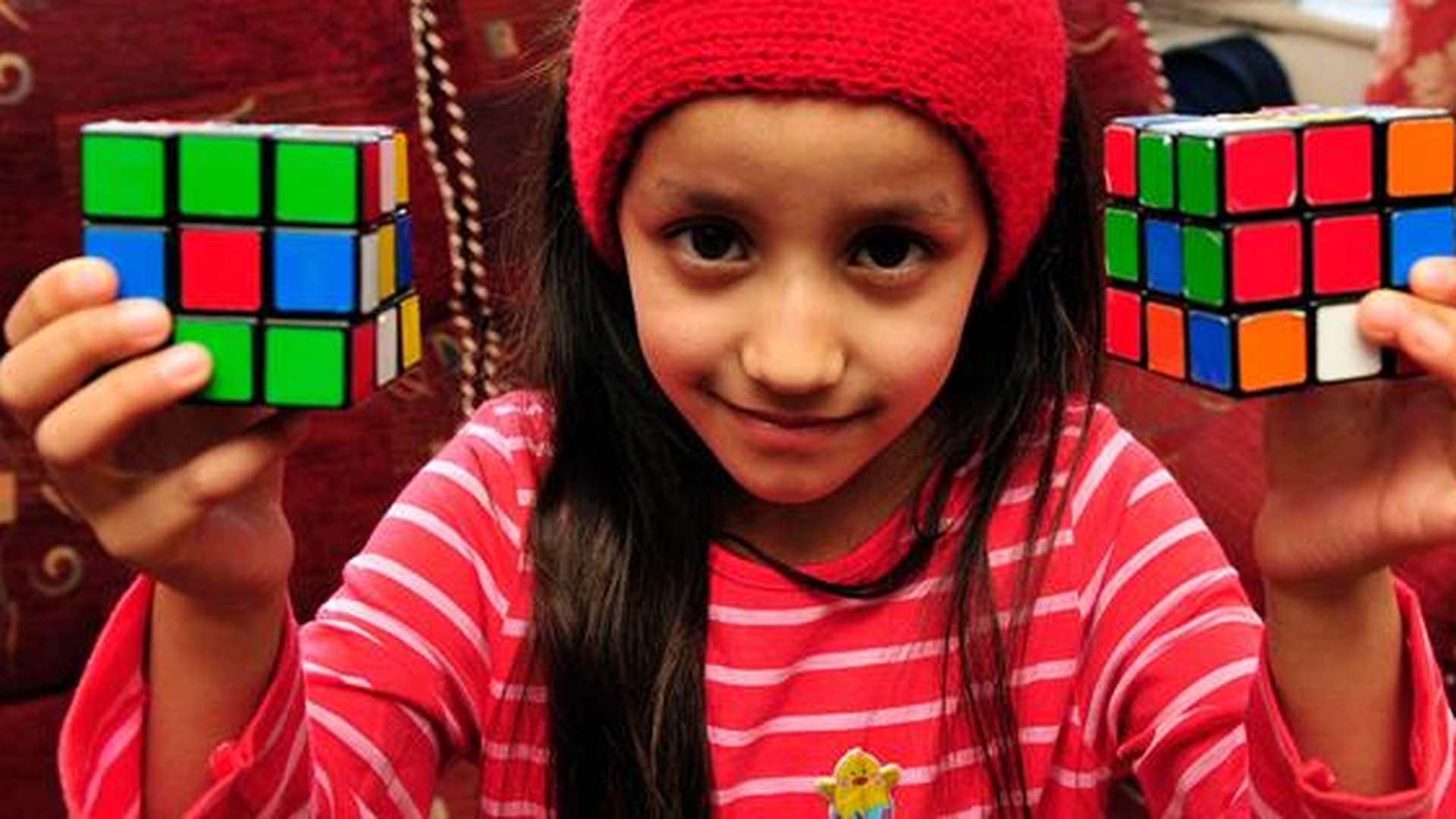 Juriul ar înmărmuri dacă ar vedea-o la "Românii au talent"! O fetiţă de 5 ani rezolvă un cub Rubik in mai putin de 2 minute
