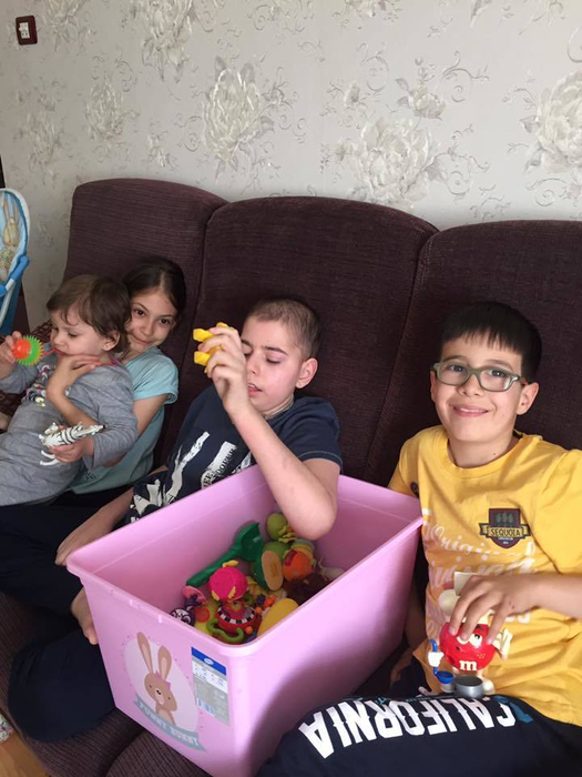 Denis, alături de câţiva dintre prietenii săi