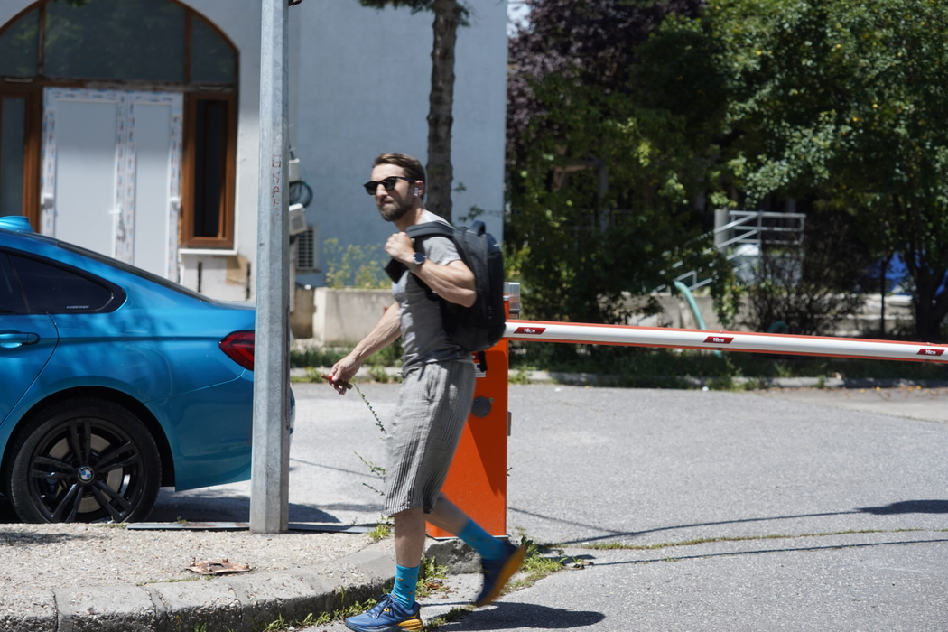 Dani Oțil a parcat, apoi s-a îndreptat către destinație, cu trabucul în mână (Foto: CANCAN.RO)