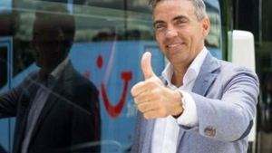 Dacă l-ai vedea printre rafturi, n-ai bănui cine e. Are afaceri de 100 milioane E, dar îşi face cumpărăturile singur!