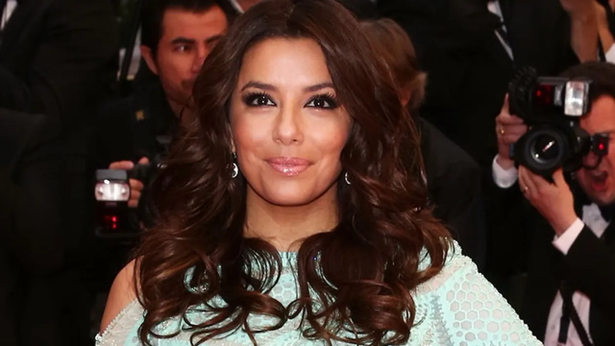 Poarta sau nu lenjerie intima? Eva Longoria, moment rusinos pe covorul rosu de la Cannes