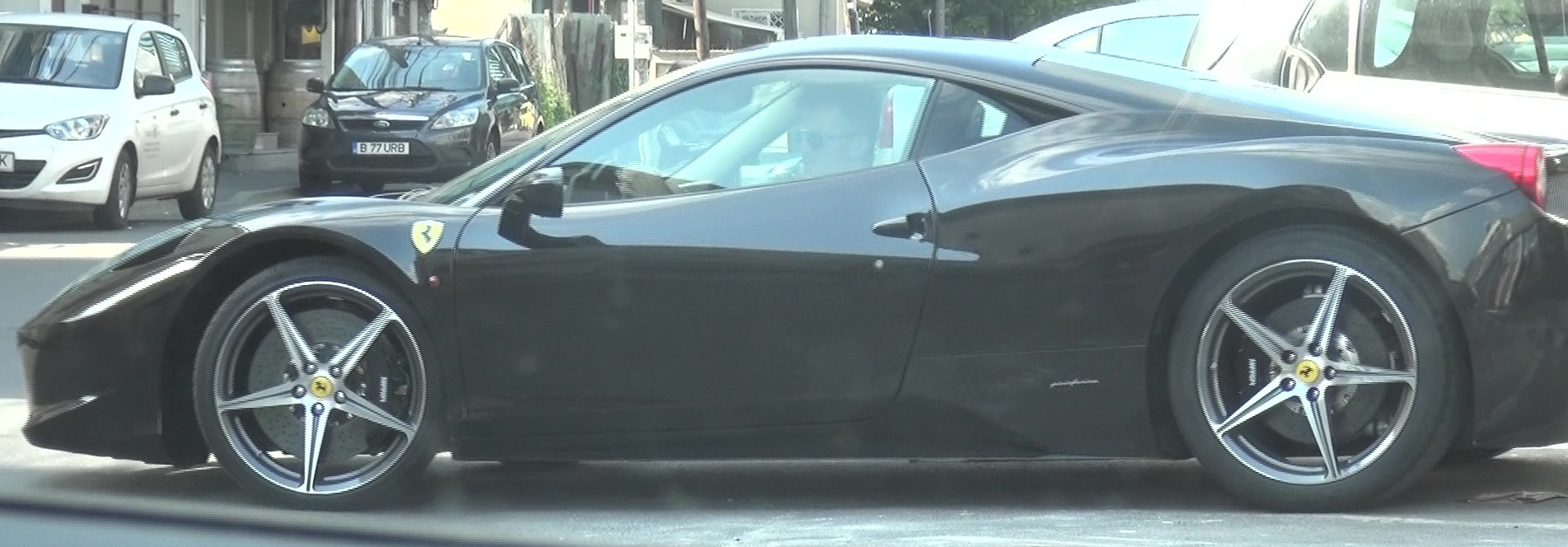 Fost fotbalist la Fulgerul Lereşti sau Naomi Câmpulung, Dîrnea are o colecţie incredibilă de maşini, a cărei ”piesa de rezistenţă” este un Ferrari
