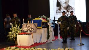 Dumitru Fărcaș este condus joi pe ultimul drum, cu onoruri militare. "Dorința lui expresă a fost să fie îngropat în spatele casei părintești”