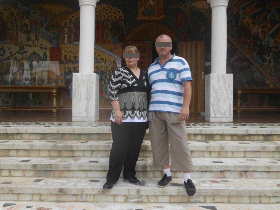 Fiul e condamnat la moarte, iar ea e râde cu gura până la urechi. Imagini revoltătoare cu mama lui Ionuţ Gologan