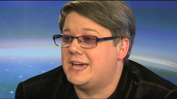 Fuego și Irina Loghin au ajuns într-un jurnal TV… cu peripeții. Cum s-au descurcat artiștii la pupitrul  știrilor