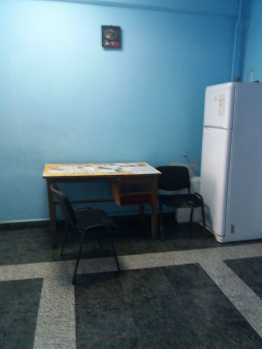 "Biroul" şoferului se află pe hol, în frig