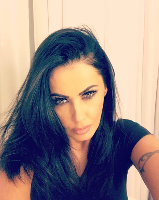 După ce a renunţat la silicoane, Oana Zăvoranu a pozat în pielea goală! Imaginea a ajuns pe reţelele de socializare