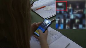 Un profesor din București, în lenjerie intimă la cursul online: “A fost un șoc să văd filmarea”. Părinții cer sancționarea cadrului didactic care nu este la prima abatere