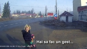 VIDEO Cea mai denaturata mama din Romania! Se prostitueaza de fata cu fetita ei de 4 ani si o lasa se uite: "Ce are?"