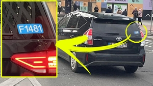 Misterul autocolantului albastru de pe mașini a fost elucidat! Ce înseamnă acele cifre și litere, de fapt, și unde poate fi întâlnit