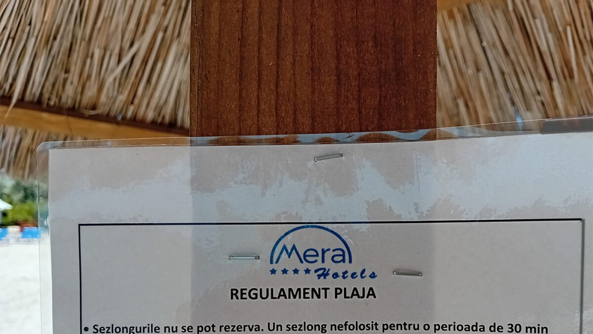 Anunț ireal pe plajă, postat de managerul unui hotel de 4 stele din Cap Aurora: "Șezlongurile nu se pot..."