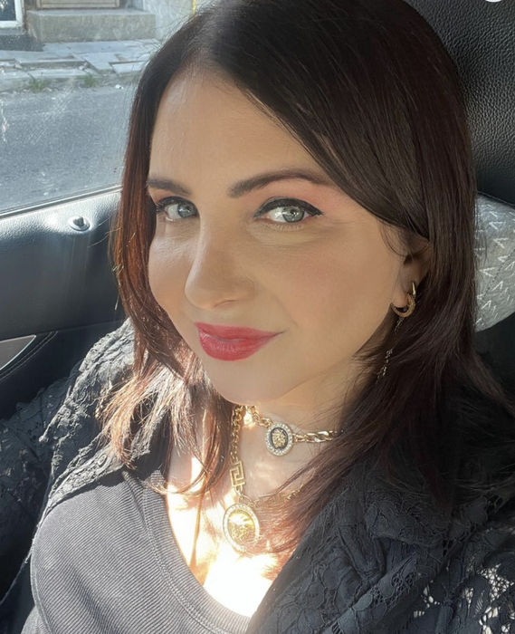 O recunoști? Celebra cântăreață în vârstă de 54 de ani s-a ”tunat” și puțini își dau seama cine e