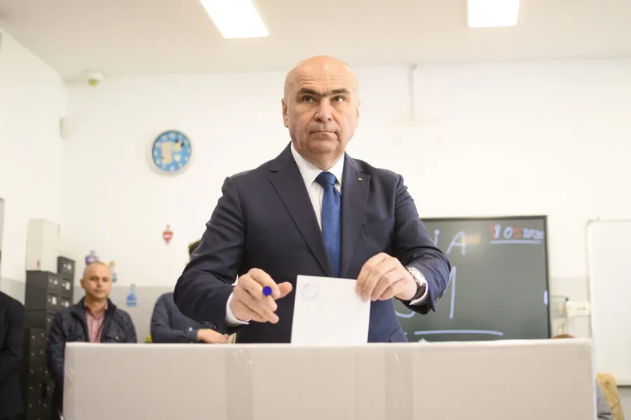 Presedintele interimar al Romaniei, Ilie Bolojan, isi exercita dreptul la vot, in cel de-al doilea tur de scrutin al alegerilor prezidentiale, in Bucuresti, duminica, 18 mai 2025. ALEXANDRU DOBRE/MEDIAFAX FOTO