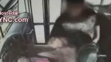 VIDEO Soferita unui autobuz de scoala, batuta crunt de un elev in timp ce conducea