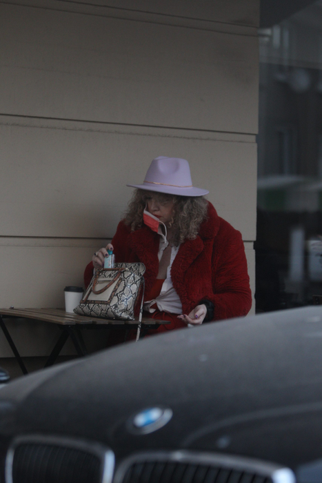 Oana Lis, apariție greu de ignorat la cafenea