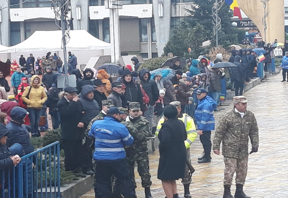 Un militar a leșinat în timpul discuSenatoarea Cristina Socheci a fugit imediat spre militarul care a leșinat în timpul paradei din Pitești © realitateadearges.netrsului de la parada militară din Pitești © realitateadearges.net