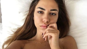 O cunoscută artistă din România a avut parte de o vacanță de coșmar! Cântăreața, grav bolnavă după ce a contractat o bacterie periculoasă