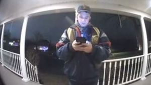 Un gest simplu al unui curier a ajuns la inimile a peste 300.000 de oameni într-un clip postat pe TikTok