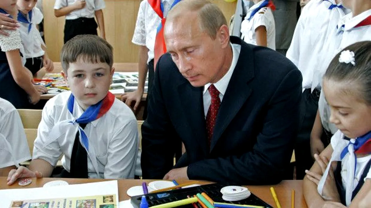 BANCUL ZILEI | Vladimir Putin vizitează o școală din Moscova