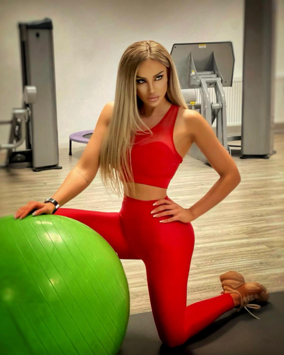 În plus, am aflat povestea “plantării” în dormitorul celebrei blonde a 1.001 trandafiri, fiind o surpriză romantică din partea lui Alex Bodi, chiar în timp ce el era cuplat cu Daria Radionova © Facebook